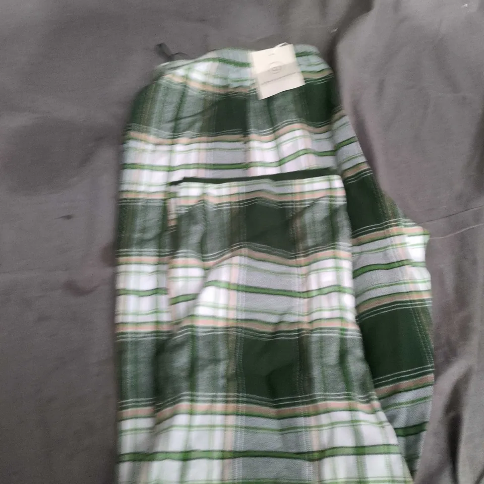 BOX OF APPROXIMATELY 20 ASSORTED CLOTHING ITEMS TO INCLUDE: PYJAMA BOTTOMS AND BERKSHA TOP