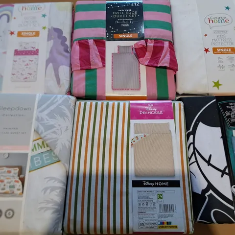 LOT OF APPROXIMATELY 15 ASSORTED BEDDING AND SOFT FURNISHING  ITEMS TO INCLUDE DUVETS SETS AND SHEETS 