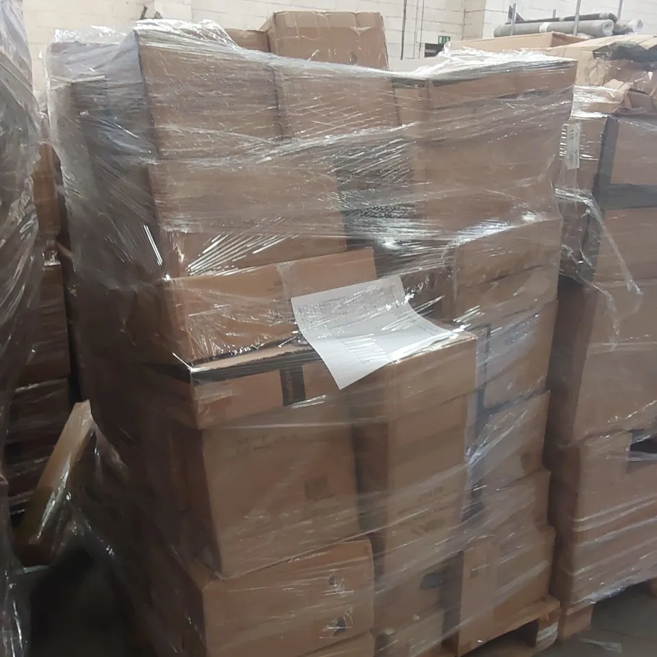 PALLET CONTAINING A VERY LARGE QUANTITY OF ASSORTED LIGHTING PRODUCTS