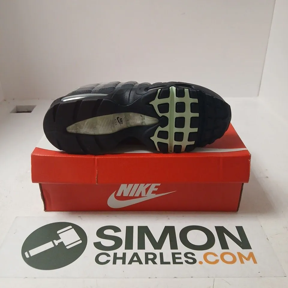 BOXED PAIR OF NIKE WOMENS AIR MAX 95 BIG BUBBLE TRAINERS IN BLACK/WHITE/GREEN - UK 7.5