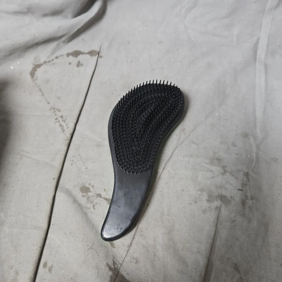 BOX OF APPROXIMATELY 20 DETANGLING HAIRBRUSHES GREEN 