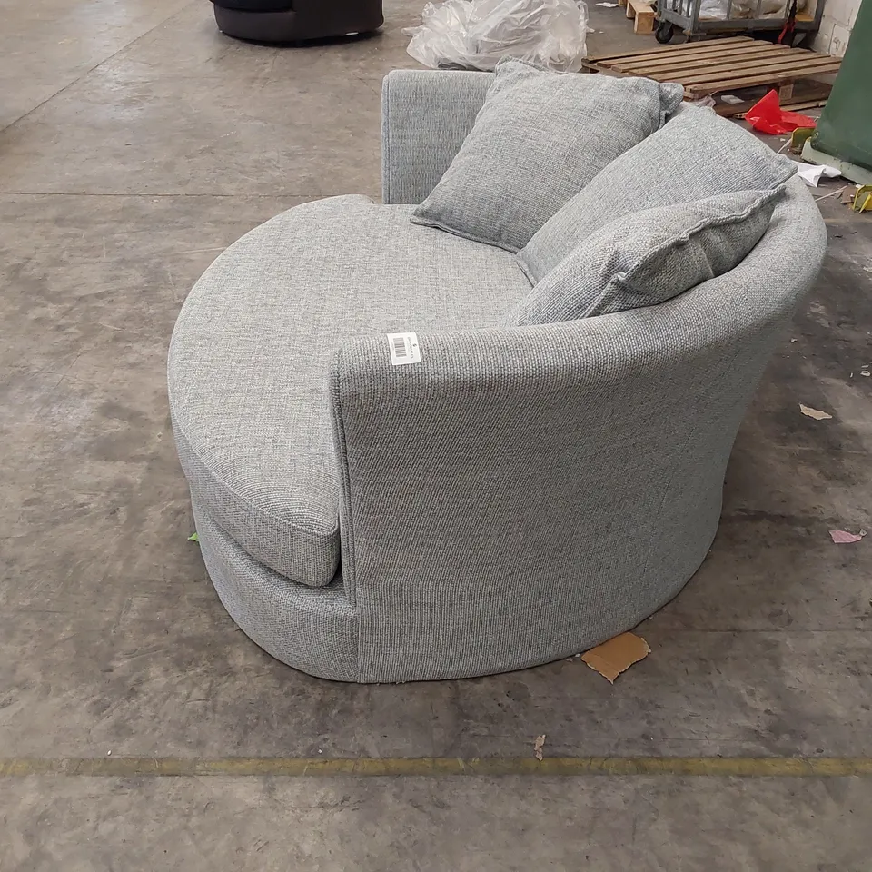 QUALITY  DESIGNER OVAL SNUGGLE CHAIR WITH SCATTER CUSHIONS LIGHT BLUE FABRIC