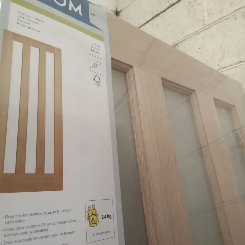 GEOM 762MM X 1981MM VERTICAL 3 PANNEL OAK VENEER GLAZED INTERNAL DOOR
