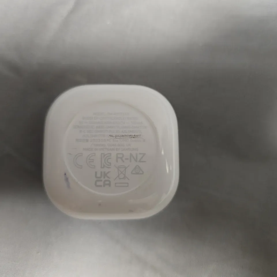 SAMSUNG WIRELESS EARBUDS IN WHITE CHARGING CASE (SOUND BY AKG) SM-R177