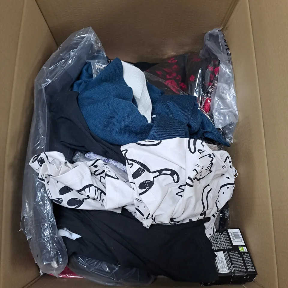 BOX OF APPROXIMATELY 20 ASSORTED CLOTHING ITEMS TO INCLUDE CAPS, THINSULATE BEANIE. JACKET ETC