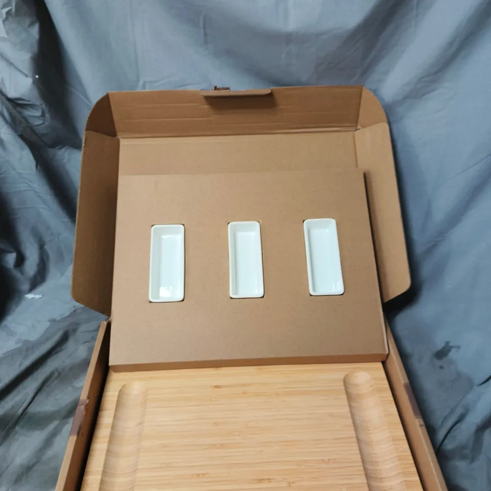 WOODEN CHOPPING BOARD WITH 3 WHITE CERAMIC DISHES 
