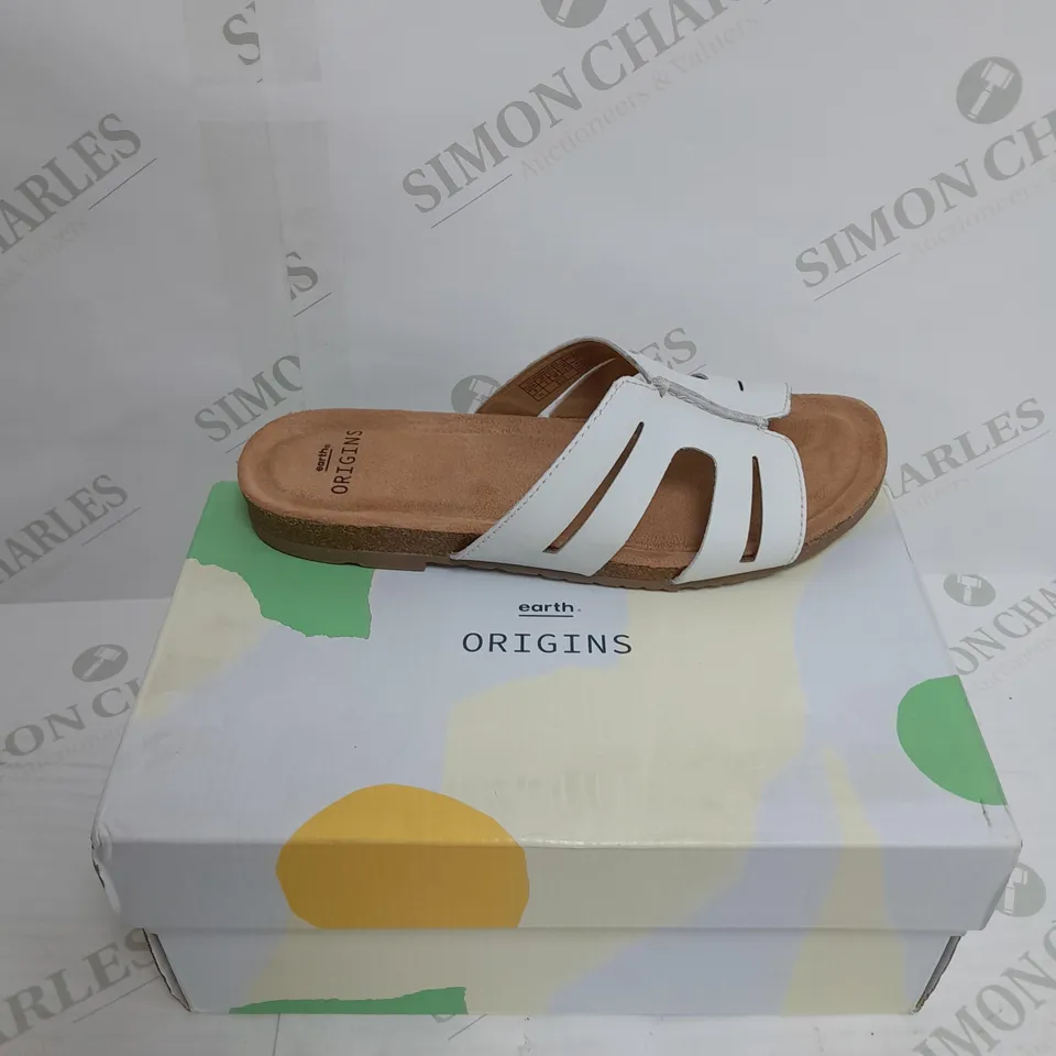 BOXED PAIR OF EARTH ORIGINS OPEN TOE SANDALS IN TAN UK SIZE 3