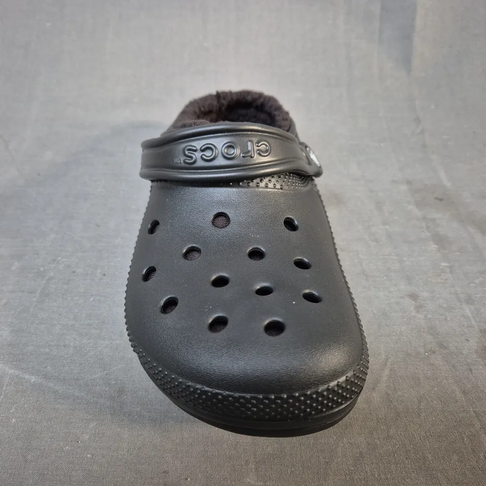 PAIR OF CROCS CLASSIC LINED CLOGS IN BLACK UK SIZE M5/W6