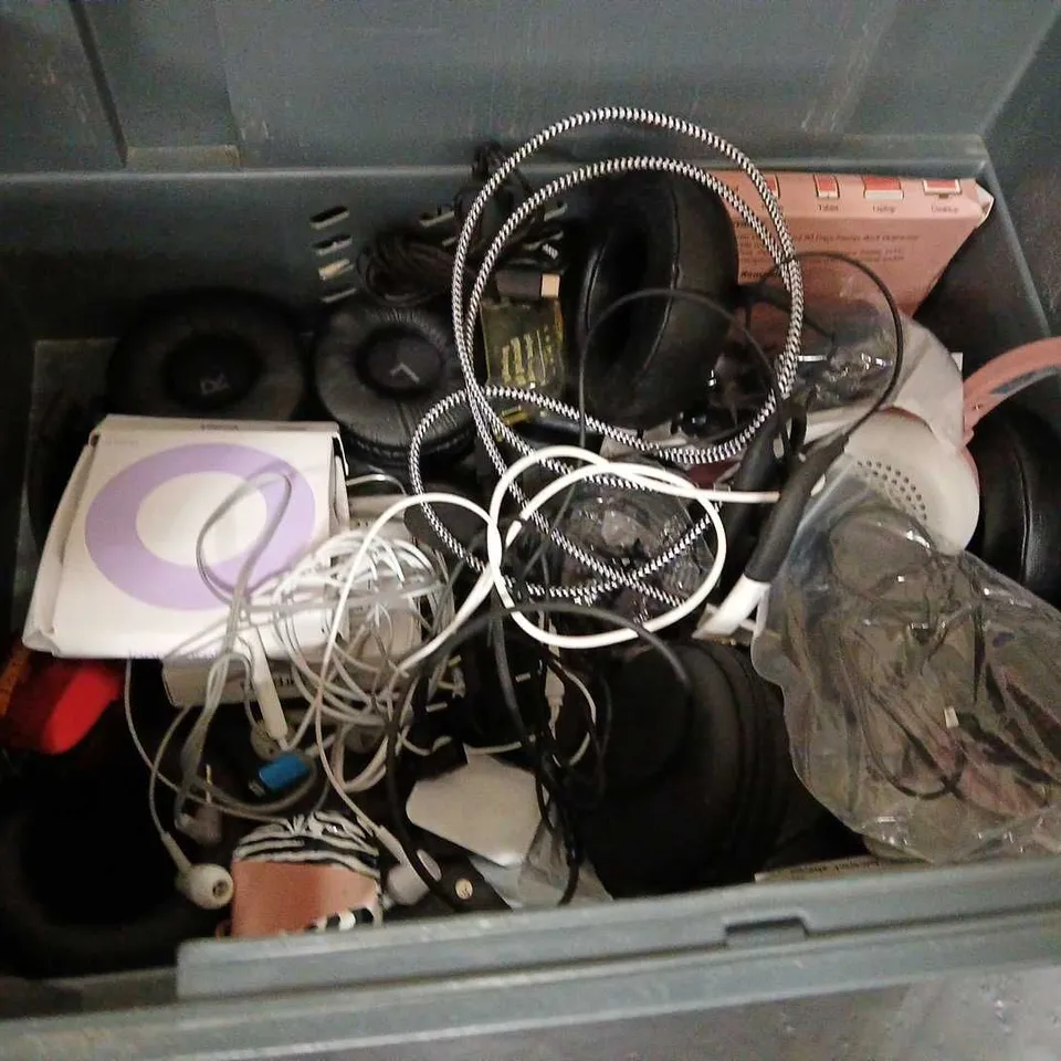 LOT OF APPROXIMATELY 20 ASSORTED AUDIO ITEMS TO INCLUDE JBL HEADPHONES AND HUAWEI TWS EARBUDS