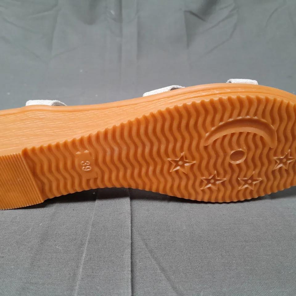 PAIR OF BEIGE SANDALS WITH GOLD EMBELLISHMENT SIZE EU 39