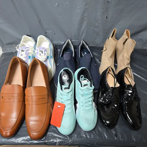 APPROXIMATELY 30 ASSORTED PAIRS OF SHOES AND FOOTWEAR ITEMS IN VARIOUS STYLES AND SIZES TO INCLUDE FASHION, CLARKS, SKECHERS, ETC