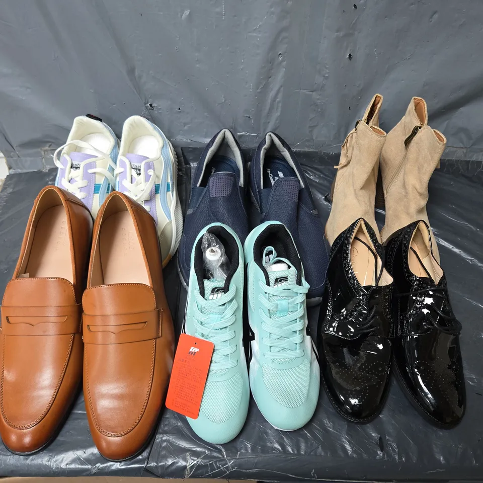 APPROXIMATELY 30 ASSORTED PAIRS OF SHOES AND FOOTWEAR ITEMS IN VARIOUS STYLES AND SIZES TO INCLUDE FASHION, CLARKS, SKECHERS, ETC