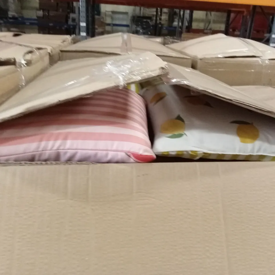 PALLET CONTAINING A LARGE QUANTITY OF CUSHIONS AND BEDDING PRODUCTS