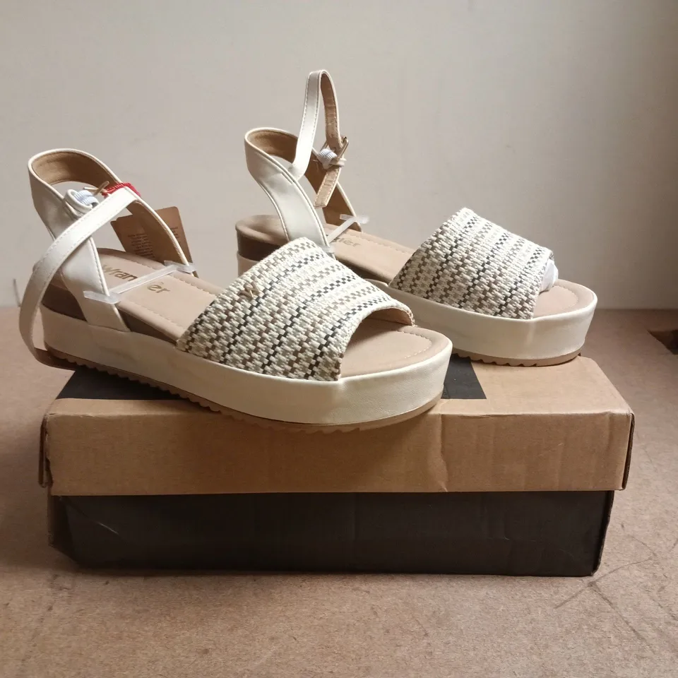 BOXED PAIR OF WRANGLER NORMA WOMEN'S SEMI-WEDGE OPEN TOE SANDLAS IN BIRCH SIZE UK 4.5