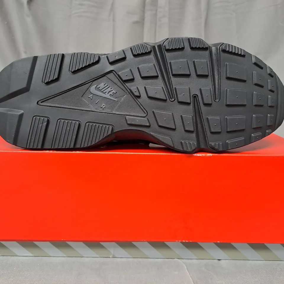 BOXED PAIR OF NIKE AIR HUARACHE SHOES IN BLACK UK SIZE 10