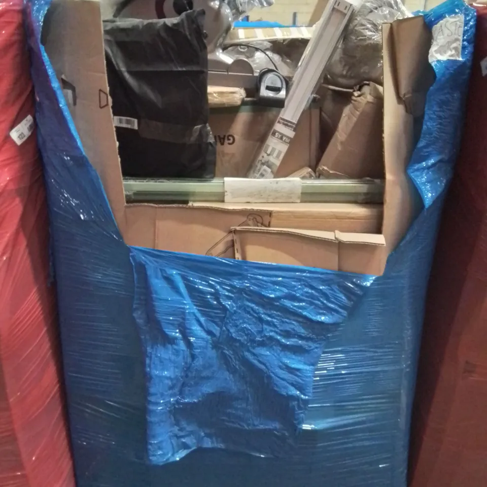 MIXED PALLET OF VARIOUS HOUSEHOLD ITEMS TO INCLUDE: GAMING CHAIR, BLINDS, PUSHCHAIR AND LOTS MORE UNMARKED BOXED ITEMS 