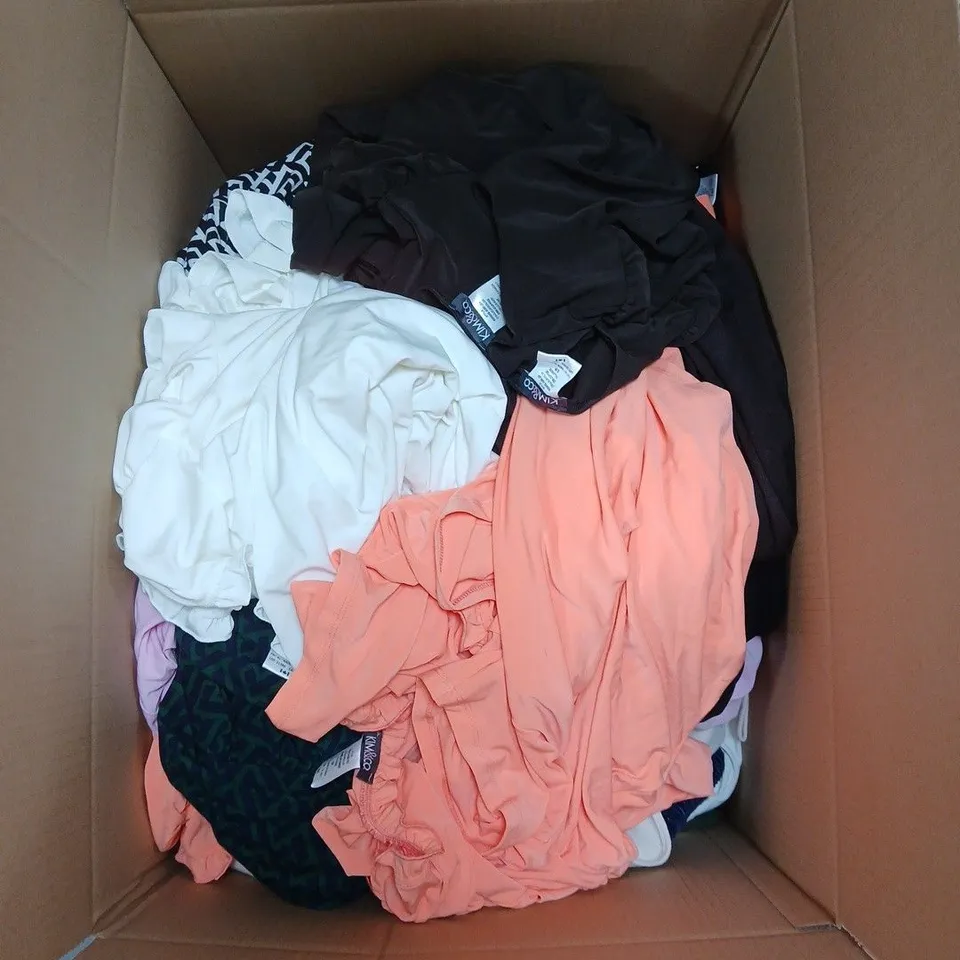 APPROXIMATELY 20 ASSORTED CLOTHING AND FASHION ITEMS IN VARIOUS STYLES, SIZES, AND COLOURS