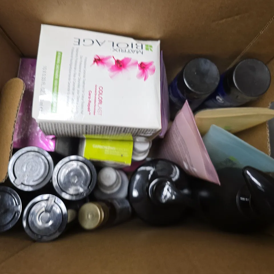 APPROXIMATELY 20 ASSORTED HEALTH & BEAUTY PRODUCTS TO INCLUDE BIOLAGE HYDRA-GEL CONDITIONER, BRASS OFF BLONDE THREESOME, BIOLAGE PROTECTIVE HAIR DRY-OFF, ETC - COLLECTION ONLY