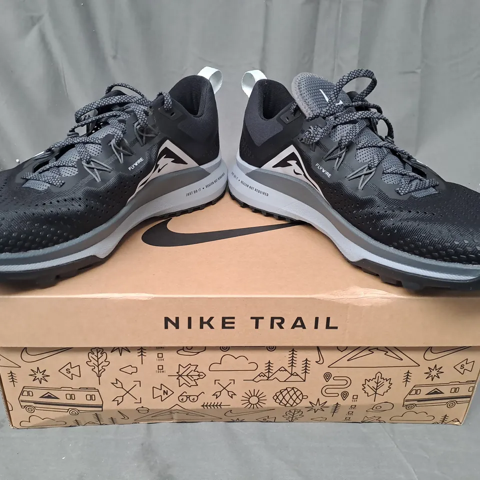 BOXED PAIR OF NIKE REACT PEGASUS TRAIL 4 SHOES IN BLACK/GREY UK SIZE 11.5