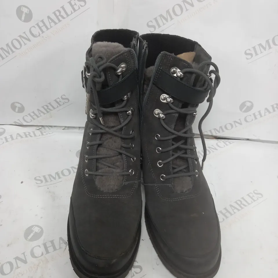 BOXED EMU AUSTRALIA WALKING BOOTS CHARCOAL SIZE 9