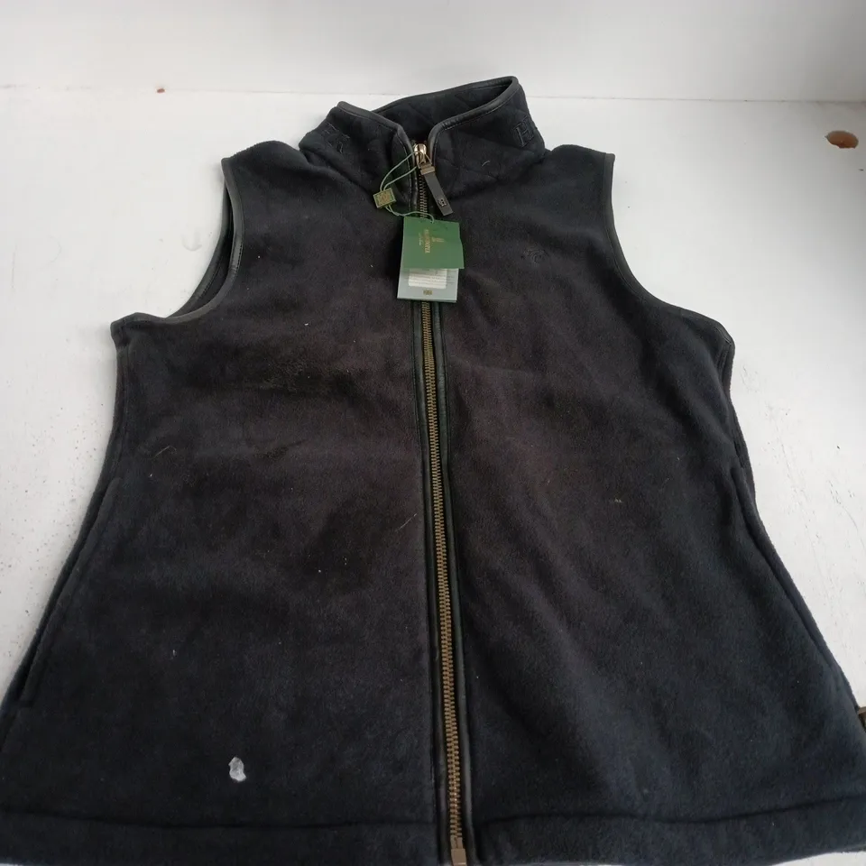 HOLLAND COOPER COUNTRY FLEECE GILET IN BLACK - LARGE
