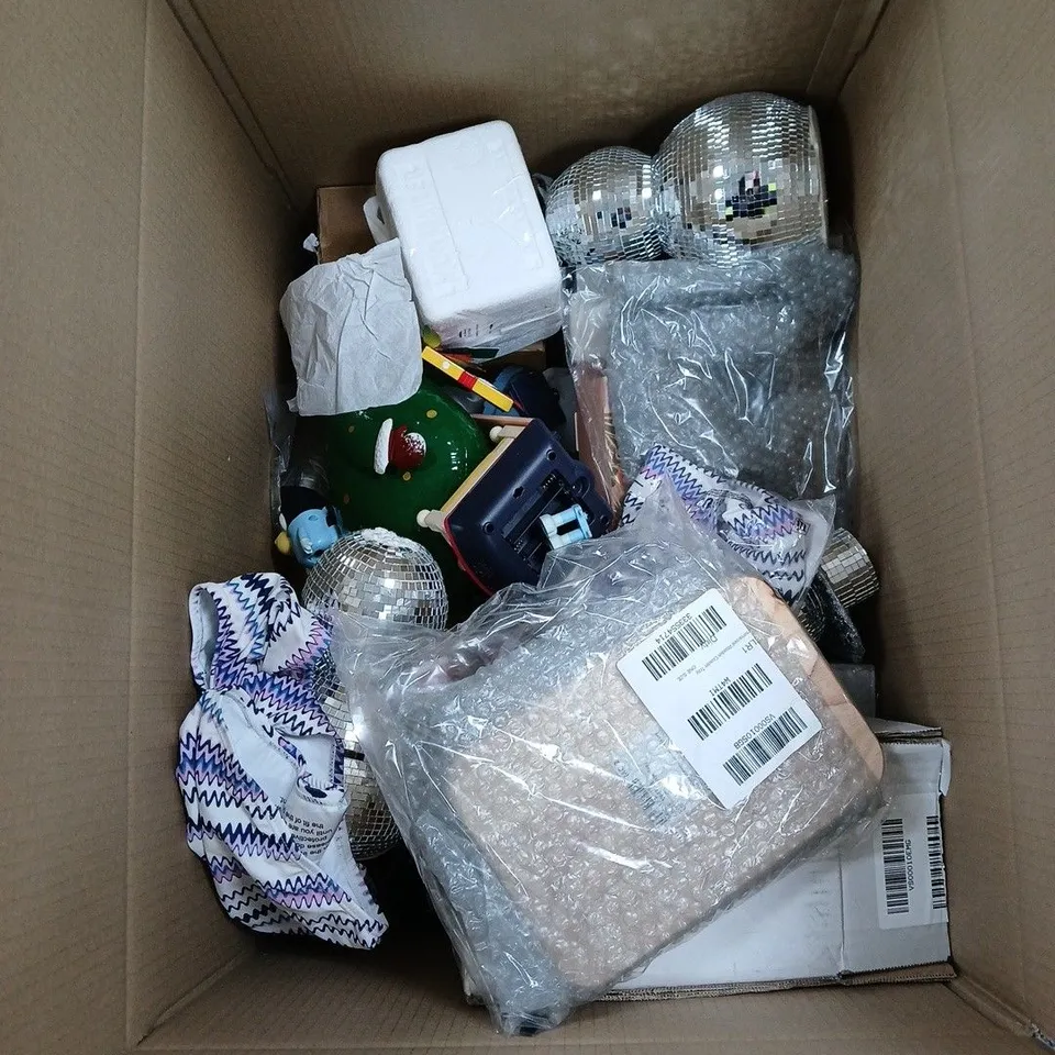 BOX OF APPROXIMATELY 25 ASSORTED HOUSEHOLD ITEMS INCLUDING KIDS PYJAMA SET, SPORTS BAG, DETANGLER BRUSH, FLUFFY COAT AGE 3-4 ETC