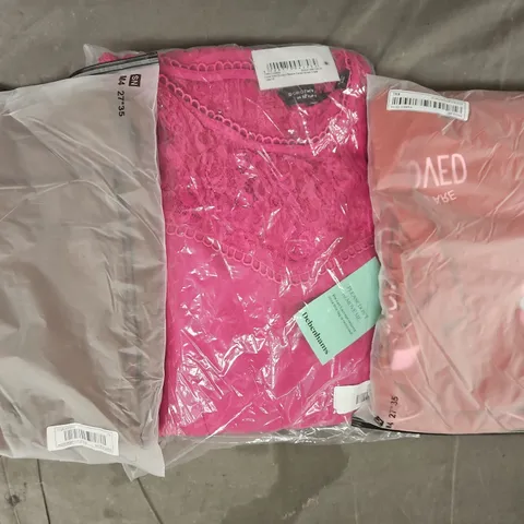 APPROXIMATELY 20 ASSORTED CLOTHING AND FASHION PRODUCTS IN VARIOUS STYLES AND SIZES - COLLECTION ONLY