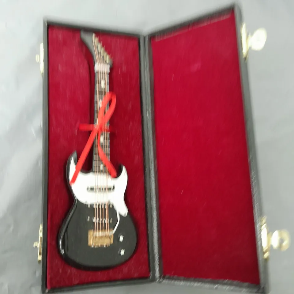 ALONA SMALL BLACK MINI GUITAR DÉCOR PIECE 