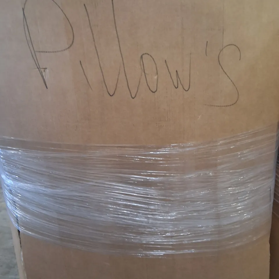 PALLET CONTAINING A LARGE QUANTITY OF PILLOWS