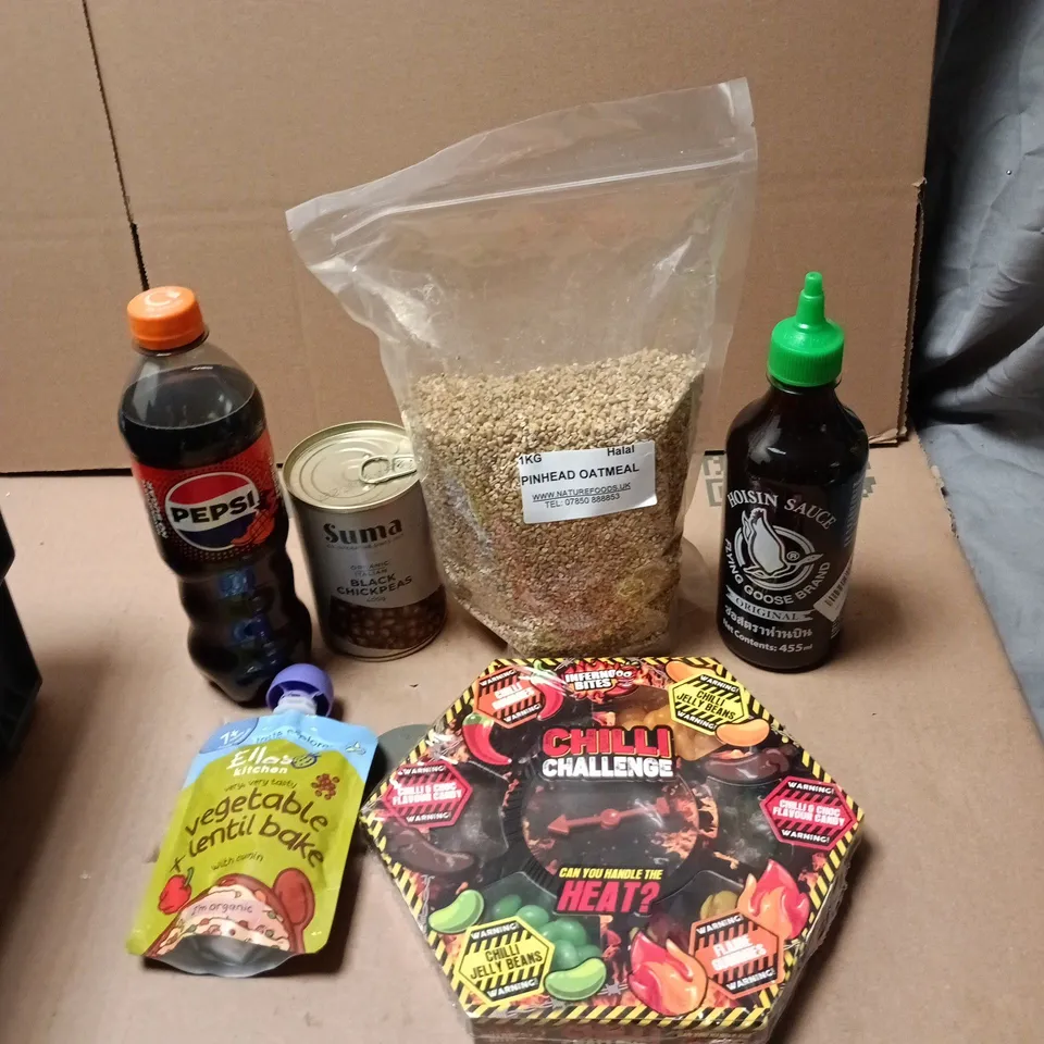 APPROXIMATELY 18 ASSORTED FOOD AND DRINK ITEMS TO INCLUDE - PEPSI MAX TROPICAL, BLACK CHICKPEAS AND FLYING GOOSE HOISIN SAUCE