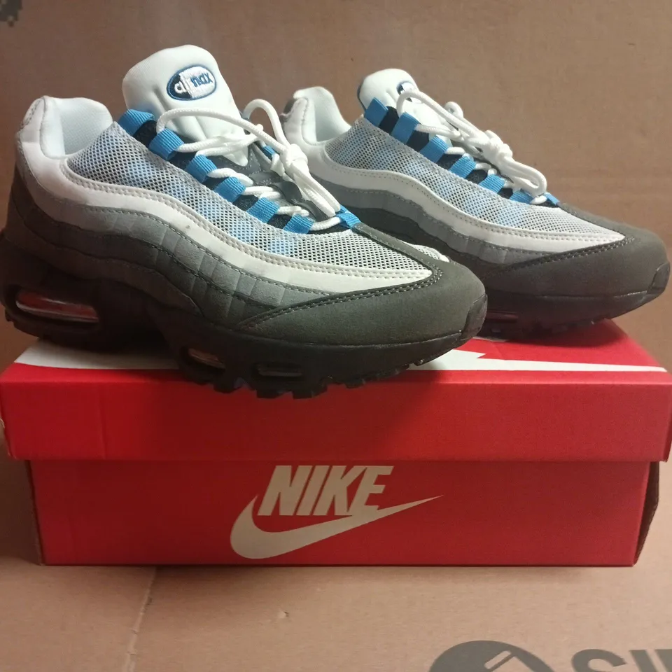 BOXED PAIR OF NIKE AIR MAX TRAINERS IN WHITE/GREY/BLUE SIZE UK 6