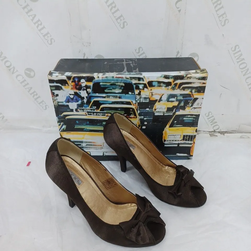APPROXIMATELY 5 PAIRS OF BOXED TAXI BROWN HEELED PUMPS OPEN TOE IN VARIOUS SIZES 