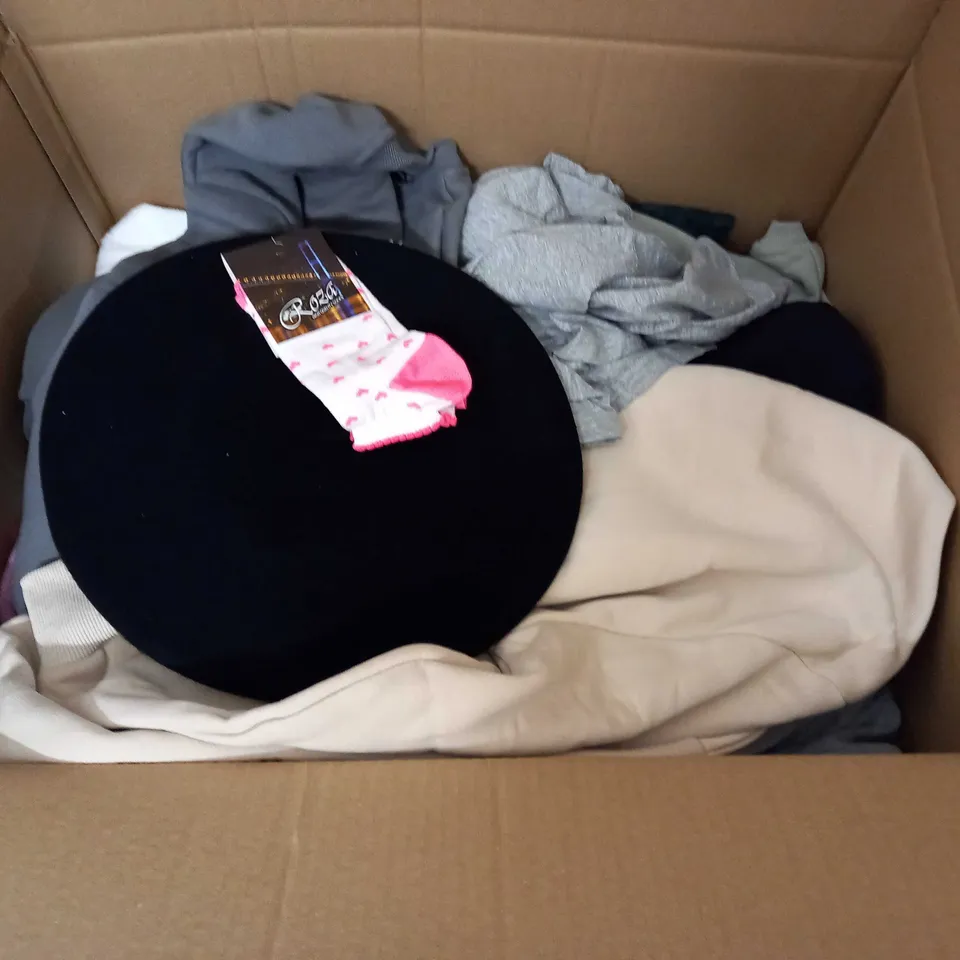 LARGE QUANTITY OF ASSORTED CLOTHING ITEMS TO INCLUDE ASTRADIVARIUS, M&S AND EASY