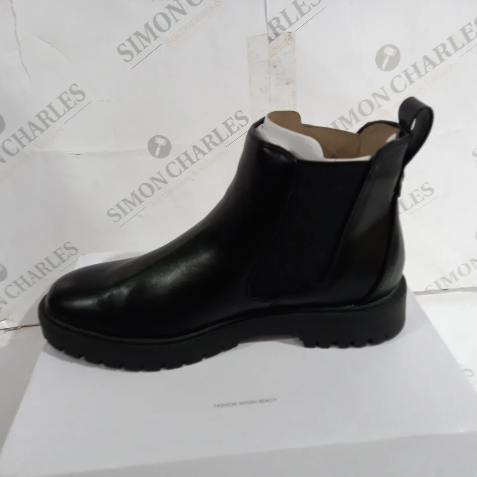 BOXED PAIR OF DREAM PAIRS BLACK SHOES SIZE 9.5