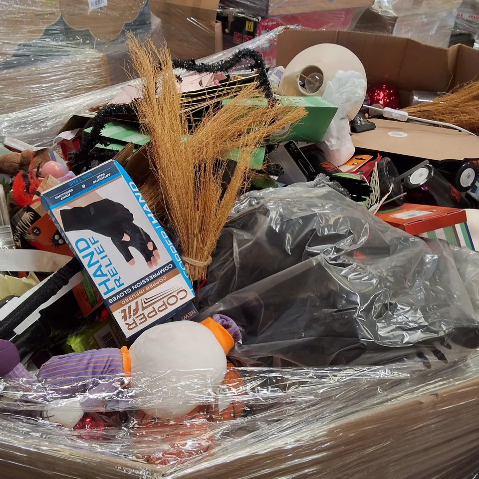 PALLET CONTAINING ASSORTED PRODUCTS INCLUDING GIFT BAGS, TABLE LAMPS, COMPRESSION GLOVES, STRANGER THINGS PLASTIC TUMBLERS & HALLOWEEN DECORATIONS