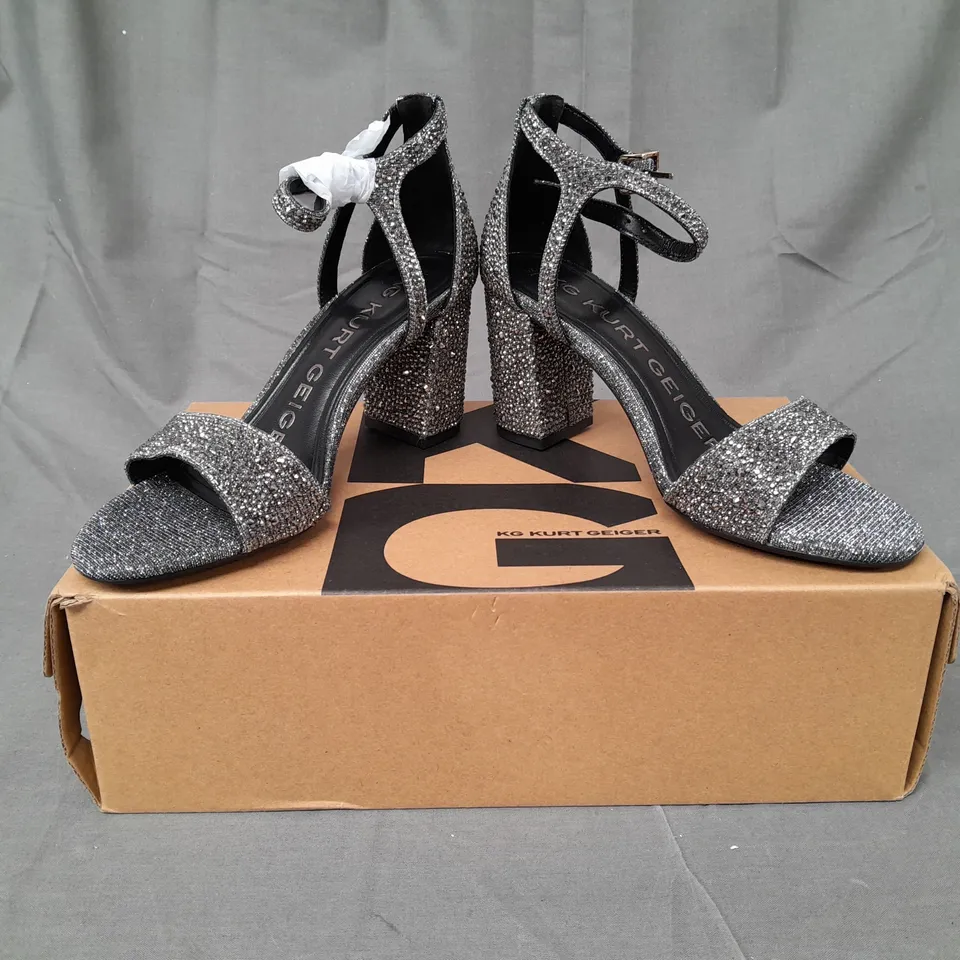 BOXED PAIR OF KURT GEIGER OPEN TOE BLOCK HEEL SANDALS IN METALLIC SILVER W. JEWEL EFFECT EU SIZE 37