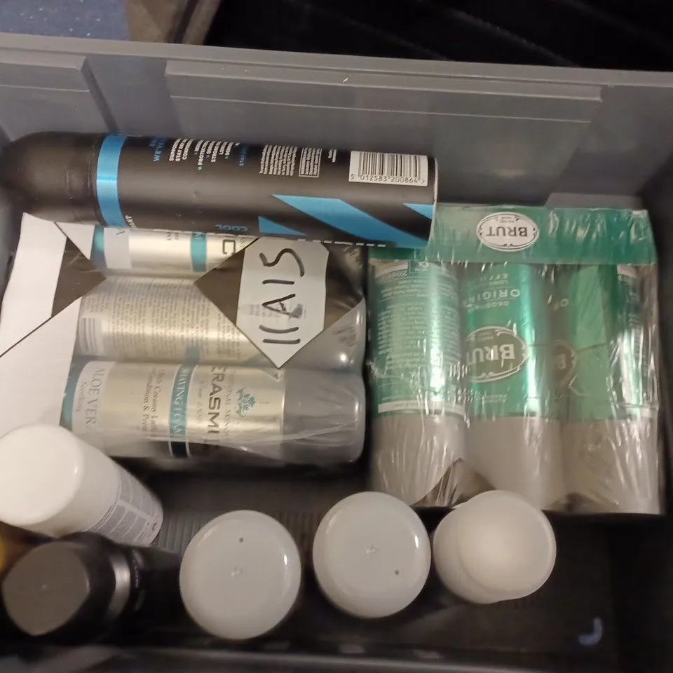 APPROXIMATELY 15 ASSORTED AEROSOLS TO INCLUDE RIGHT GUARD DEODORANT, AIR WICK CHERRY BLOSSOM SPRAY, GOLD SPRAY PAINT, ETC - COLLECTION ONLY