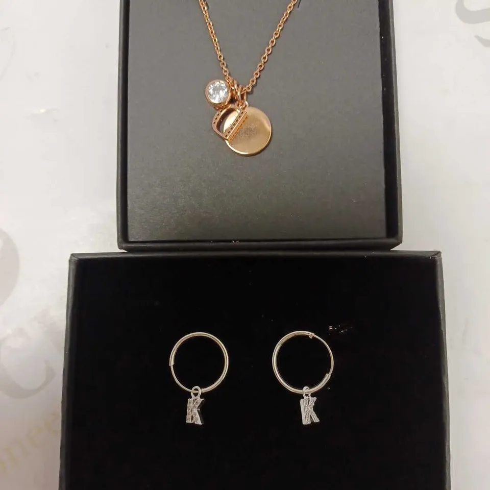 LOT OF 2 ITEMS OF JEWELLERY TO INCLUDE TREAT REPUBLIC "D" INITIAL NECKLACE & STERLING SILVER "K" INITIAL HOOP EARRINGS  RRP £48