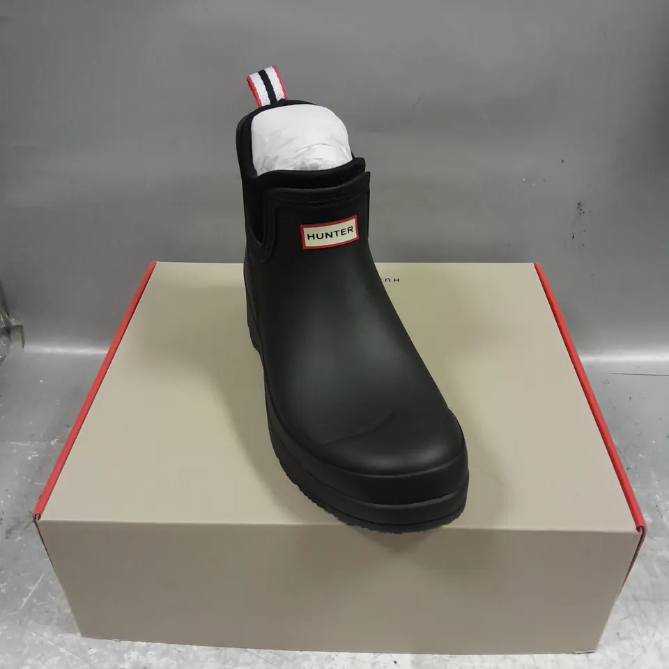 BOXED PAIR OF HUNTER PLAY CHELSEA NEOPRENE BOOTS IN BLACK SIZE 6