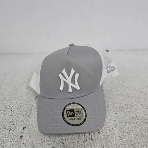 NEW ERA ADJUSTABLE BASEBALL CAP – GREY WITH NY YANKEES LOGO