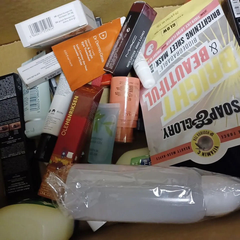APPROXIMATELY 25 ASSORTED HEALTH AND BEAUTY PRODUCTS TO INCLUDE CHARLOTTE TILBURY PILLOW TALK PUSH UP LASHES, MARY KAY NIGHT CREAM, KVD SURREAL BLOOM METALLIC VEGAN EYESHADOW PALETTE