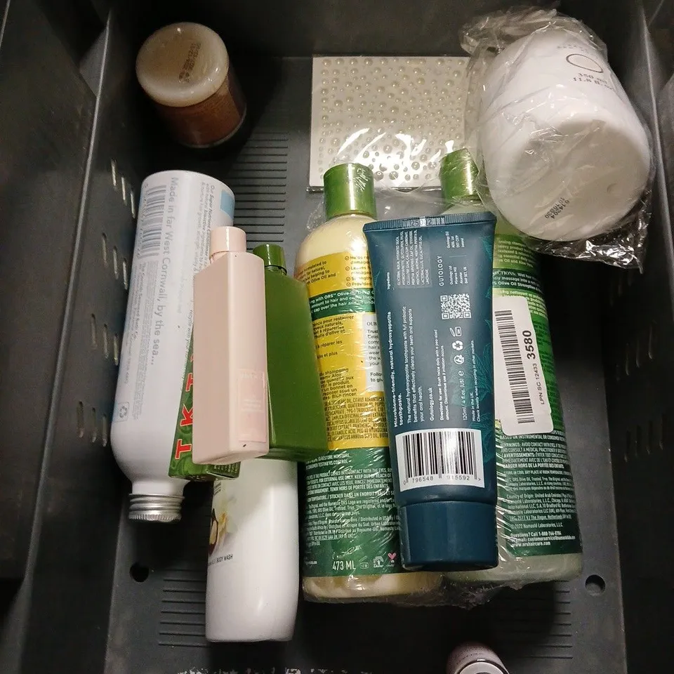 APPROXIMATELY 20 ASSORTED HEALTH & BEAUTY PRODUCTS TO INCLUDE - ASSORTED PIGMENTS, SOLTAN SUNCARE LOTION, JOHNSONS BABY WASH, ETC