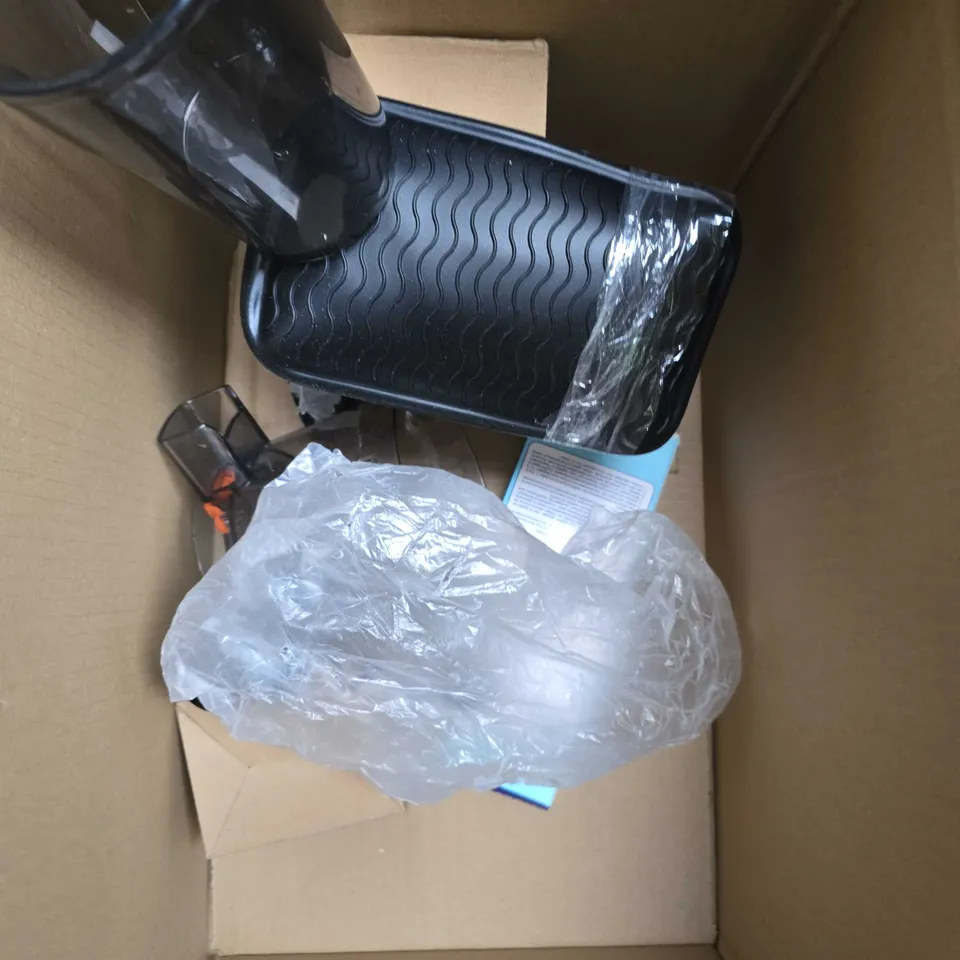 APPROXIMATELY 8 ASSORTED HOUSEHOLD PRODUCTS TO INCLUDE THERMOMETER, DUMBBELL, JUICER PARTS ETC