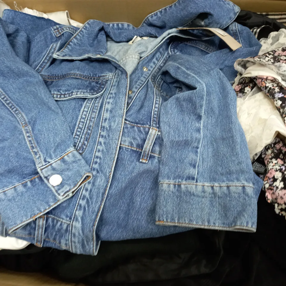 BOX OF APPROXIMATELY 25 ASSORTED CLOTHING ITEMS TO INCUDE - DRESS,  JUMPERS , T-SHIRTS , TROUSERS,ECT 