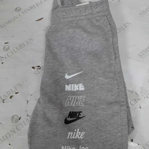 NIKE STRANDARD FIT TAPER LEG REGUALAR LENGTH - MEDIUM