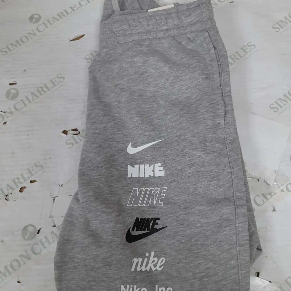 NIKE STRANDARD FIT TAPER LEG REGUALAR LENGTH - MEDIUM