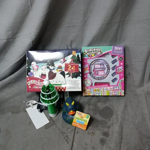 APPROXIMATELY 12 ASSORTED TOYS AND GAMES INCLUDING BRACELET STICKERS, MICROMALLOWS, XMAS TREE SPINNER AND DINOSAUR DUCK 