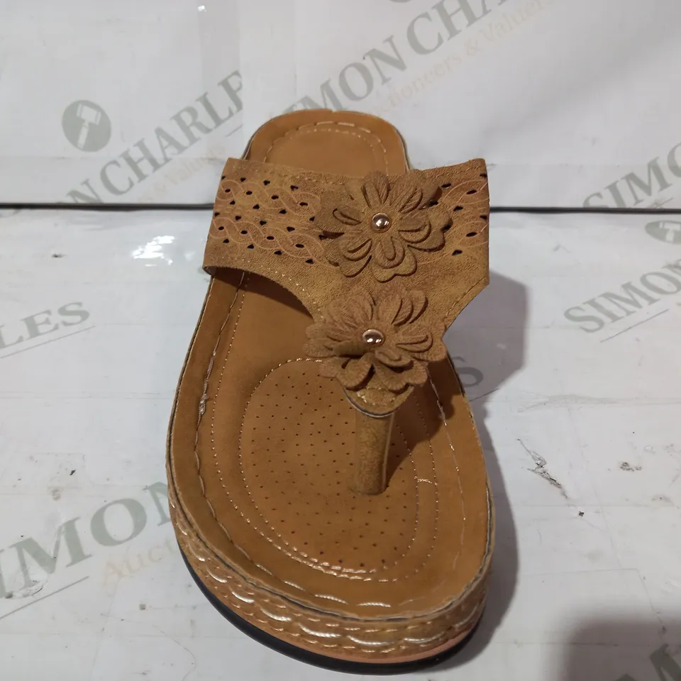 PAIR OF DESIGNER SANDALS IN BROWN EU SIZE 40