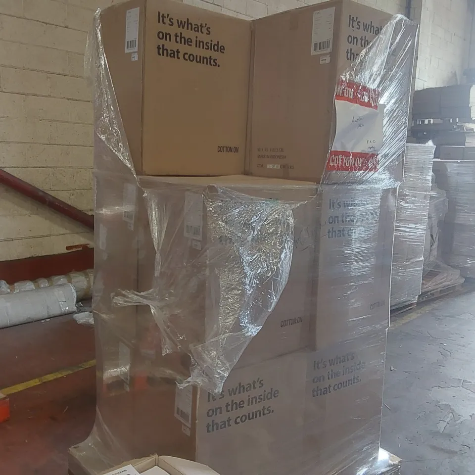 PALLET CONTAINING APPROXIMATELY 250x 6PCS TYPO CHRISTMAS CRACKER SETS