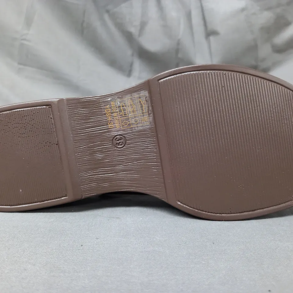 BOXED PAIR OF CINK ME PLATFORM SLIDERS IN BROWN EU SIZE 39